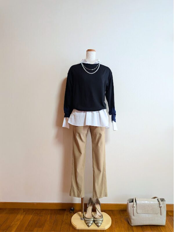 アラフィフコーデ　ホワイトブラウスにベージュパンツと黒ニットを合わせたコーデ　