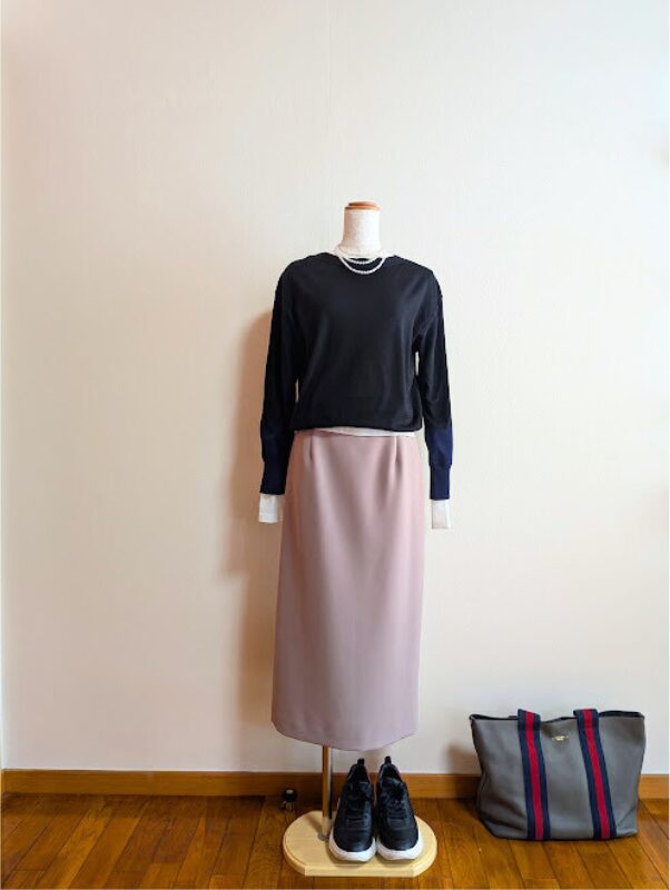 アラフィフコーデ　ホワイトシアーカットソーに黒ニットを重ね、ブラウンタイトスカートで仕上げたコーデ