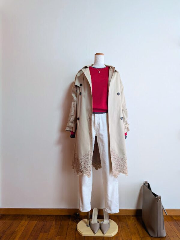 40代・50代コーデ　グレーシアーカットソーにレットニットを重ね、ホワイトデニムにベージュコートを合わせたトルソーコーデ