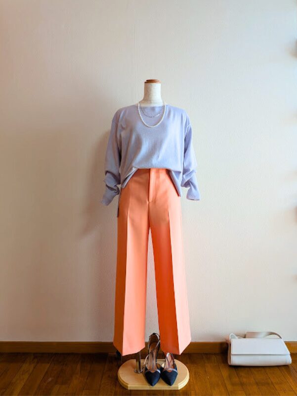 40代・50代コーデ ホワイトシアーカットソーにラベンダーニットを重ね、オレンジワイドパンツを合わせたトルソーコーデ