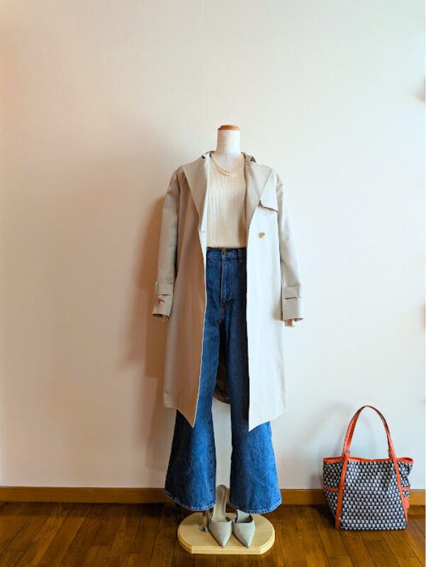 40代・50代コーデ　ライトベージュニットにブルーデニムを合わせ、ライトベージュコートを重ねたトルソーコーデ