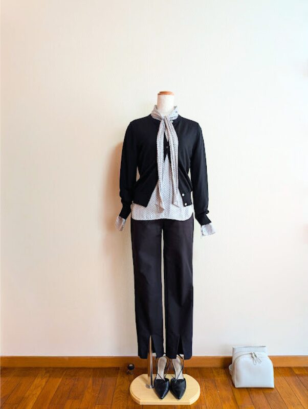 アラフィフコーデ　幾何学柄ブラウス×黒パンツに黒カーディガンを合わせたコーデ