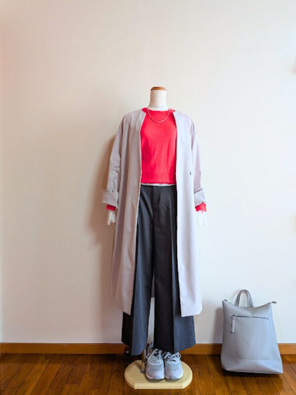 40代・50代コーデ　ホワイトシアーカットソーにチェリーピンクニットを重ね、ダークグレーのワイドパンツにライトグレーコートを合わせたトルソーコーデ
