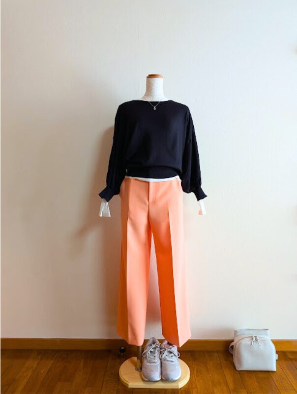 40代・50代コーデ ホワイトシアーカットソーにネイビーニットを重ね、オレンジワイドパンツを合わせたトルソーコーデ