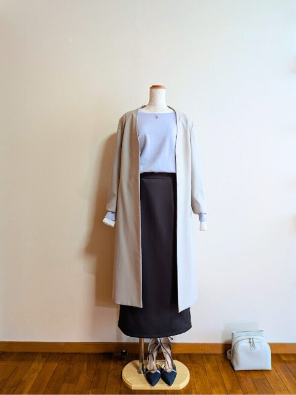 40代・50代コーデ　ホワイトシアーカットソーにラベンダーニットを重ね、ダークグレータイトスカートとライトグレーコートを合わせたトルソーコーデ