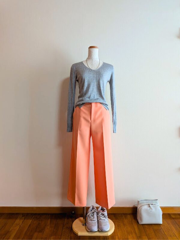 40代・50代コーデ 杢グレーニットにオレンジワイドパンツを合わせたトルソーコーデ