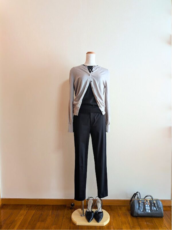 アラフィフコーデ　黒ニット×黒パンツにグレーカーディガンを合わせたコーデ