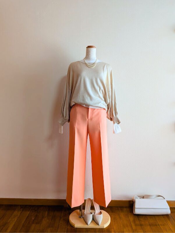 40代・50代コーデ ホワイトシアーカットソーにベージュニットを重ね、オレンジワイドパンツを合わせたトルソーコーデ