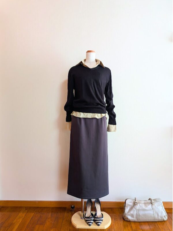 アラフィフコーデ　ベージュブラウスに黒ニットを重ね、ダークグレーのタイトスカートを合わせたコーデ