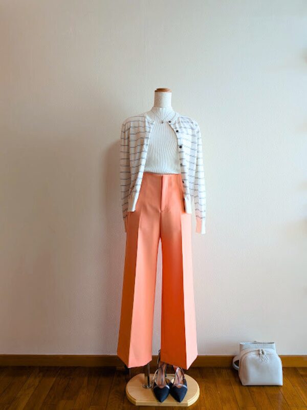 40代・50代コーデ ホワイトハイネックに白×ベイビーボーダーカーディガンを重ね、オレンジワイドパンツを合わせたトルソーコーデ