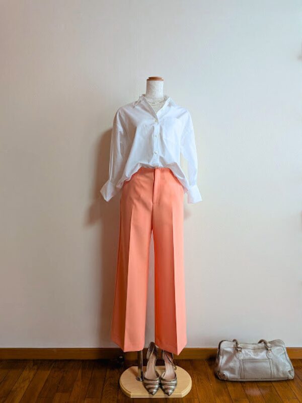 40代・50代コーデ ホワイトブラウスにオレンジワイドパンツを合わせたトルソーコーデ