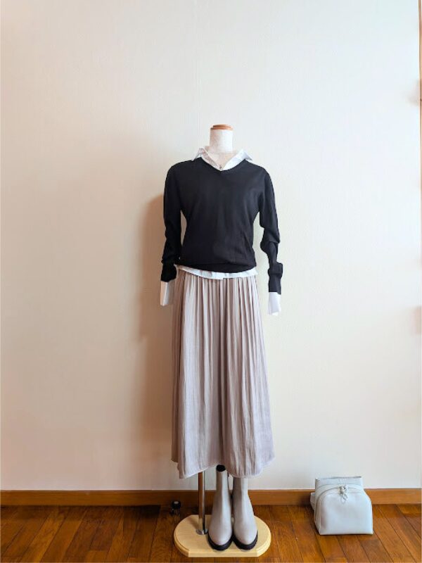 アラフィフコーデ　ホワイトブラウスとライトグレーギャザースカートに黒ニットを合わせたコーデ
