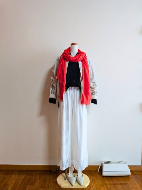 40代・50代コーデ ②ホワイトシアーワイドパンツにブラックブラウス、ベージュジャケットを重ね、オレンジスカーフ、ライトベージュのシューズ、バッグを合わせたトルソーコーデ