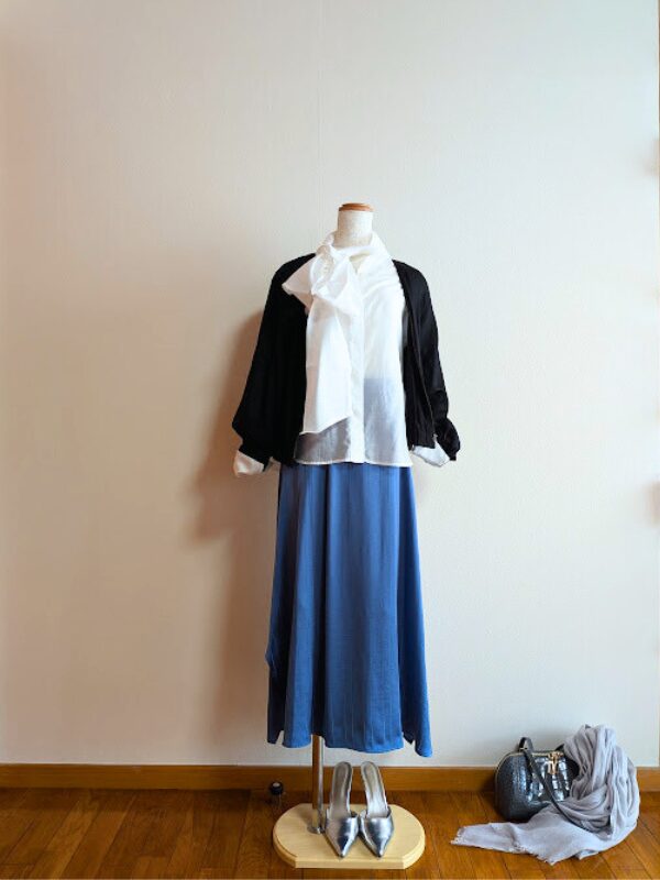 40代・50代コーデ ⑤ホワイトシアーブラウス、ブルーフレアスカートにブラックシアージャケットを重ね、シルバーシューズ、シルバーバッグ、シルバーストールを合わせたトルソーコーデ