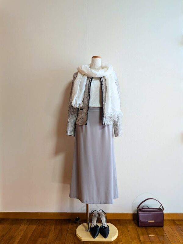 40代・50代コーデ ➂ホワイトカットソーにライトグレーフレアスカート、ツイードジャケットを重ね、ホワイトストール、ブラックシューズ、ボルドーバッグを合わせたトルソーコーデ