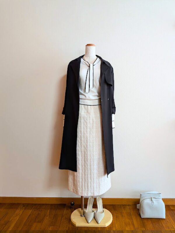 40代・50代コーデ アイボリーボーダーニットにアイボリータイトスカートを合わせ、ブラックコートをかけたたトルソーコーデ