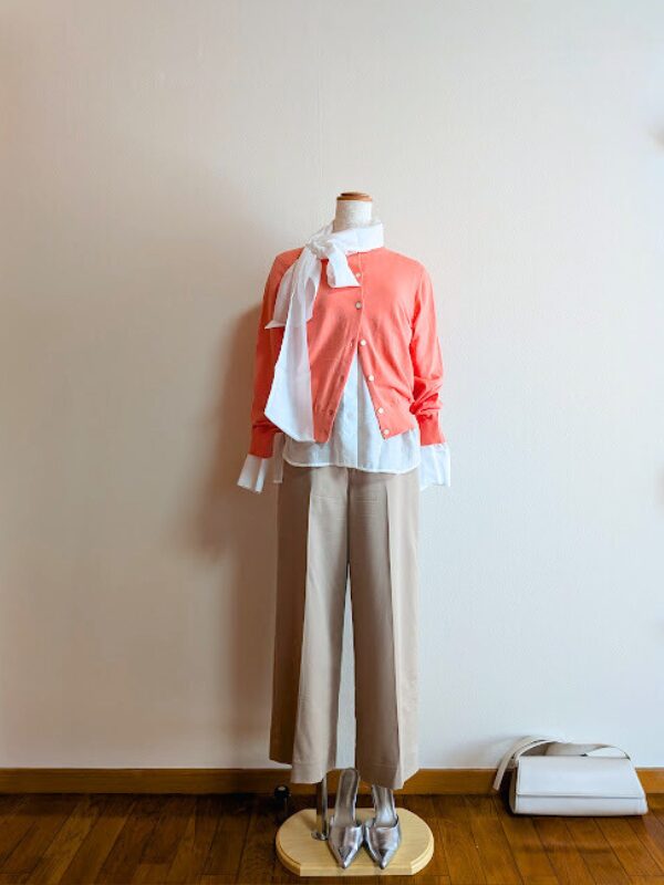 40代・50代コーデ ⑤ホワイトシアーボウタイブラウスにベージュワイドパンツ、コーラルピンクカーディガンを合わせたトルソーコーデ