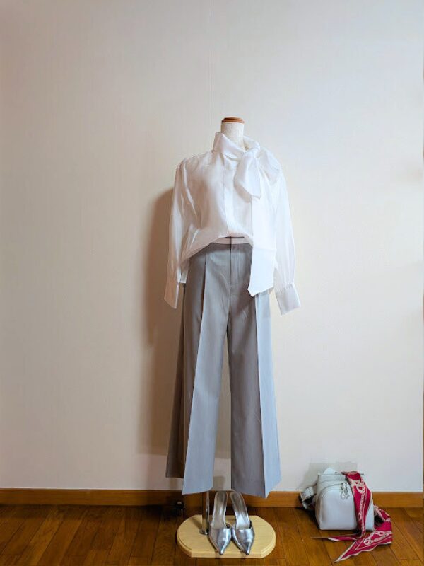40代・50代コーデ ①ホワイトシアーボウタイブラウスにライトグレーワイドパンツを合わせたトルソーコーデ |