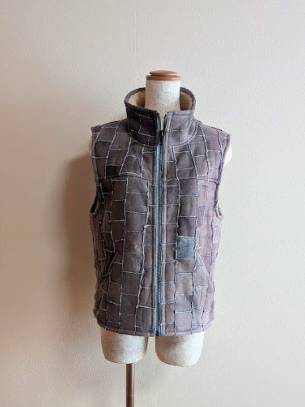 叔母から母、母から私へ受け継いだラムレザーベスト(グレー色)のトルソー画像