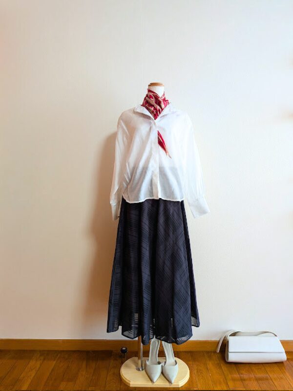 40代・50代コーデ ➂ホワイトシアーボウタイブラウスにブラックチェックシアーフレアスカートを合わせたトルソーコーデ