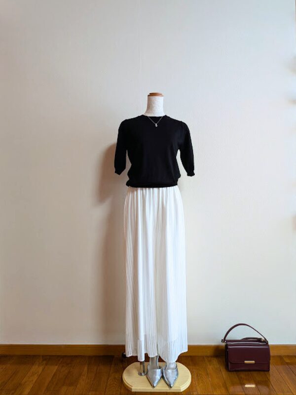 40代・50代コーデ ⓸ホワイトシアーワイドパンツにブラック半袖ニット、シルバーヒールとボルドーバッグを合わせたコーデ