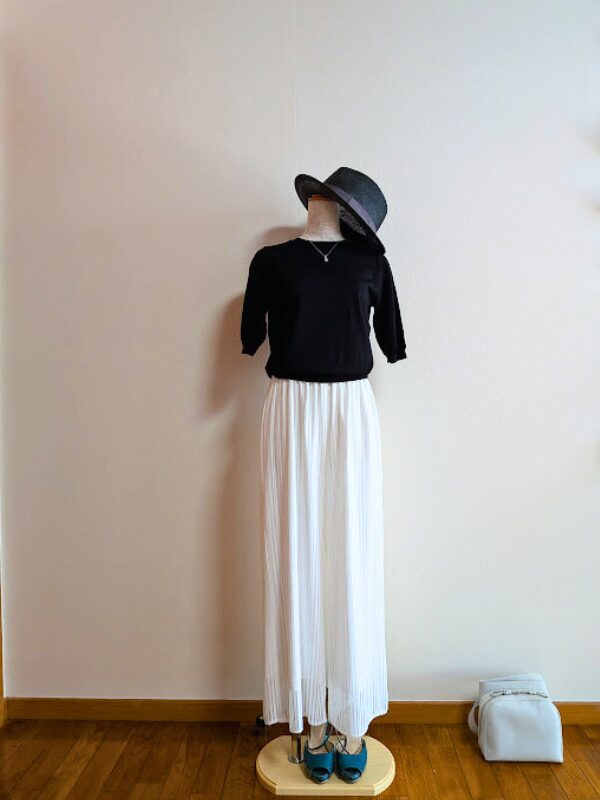 40代・50代コーデ ⑥ホワイトシアーワイドパンツにブラック半袖ニット、エメラルドグリーンパンプス、ライトミントのバッグ、ブラックハットを合わせたコーデ