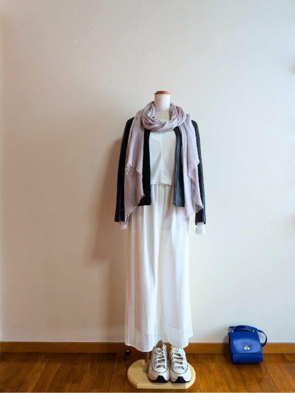 40代・50代コーデ ⓸ホワイトシアーカットソーにホワイトシアーワイドパンツ、ブラックレザージャケットを重ね、シルバーストール、スニーカー、ブルーバッグを合わせたトルソーコーデ