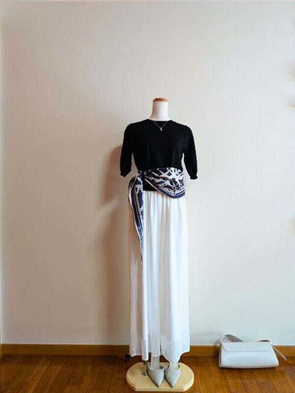 40代・50代コーデ ⑤ホワイトシアーワイドパンツにブラック半袖ニット、アイボリーのヒールとバッグを合わせたコーデ