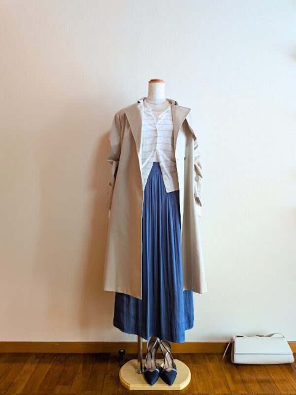 40代・50代コーデ ホワイトキャミソールにホワイト×ライトグレーボーダーカーディガンを重ね、ブルーギャザースカート、ライトベージュコートを合わせたトルソーコーデ