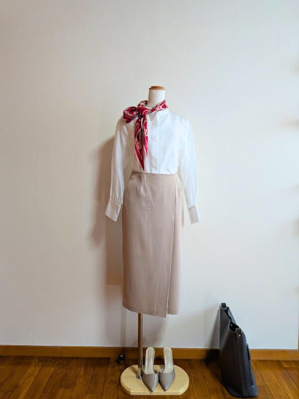 40代・50代コーデ ②ホワイトシアーボウタイブラウスにベージュスカートを合わせたトルソーコーデーデ
