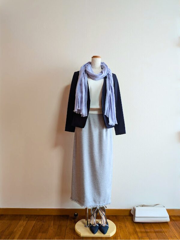 40代・50代コーデ ⑥ホワイトニットにライトグレータイトスカートにネイビージャケットを重ね、ラベンダーストール、ネイビーシューズ、オフホワイトバッグを合わせたトルソーコーデ