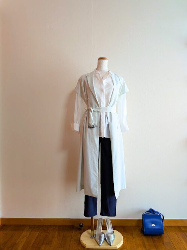 40代・50代コーデ ⑥ホワイトシアーボウタイブラウスにネイビーストレートパンツ、ミントロングシャツを合わせたトルソーコーデ