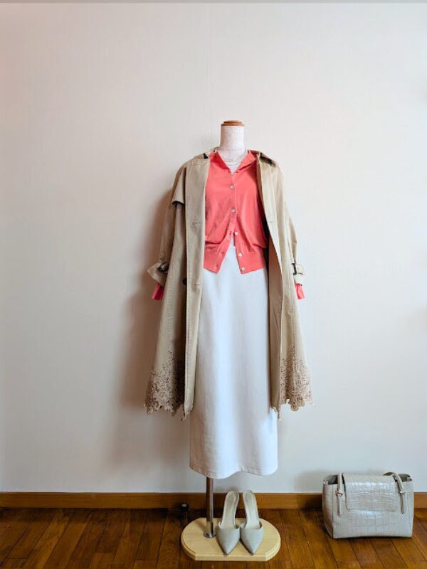 40代・50代コーデ ホワイトキャミソールにーコーラルピンクカーディガンを重ね、ホワイトタイトスカート、ベージュコートを合わせたトルソーコーデ