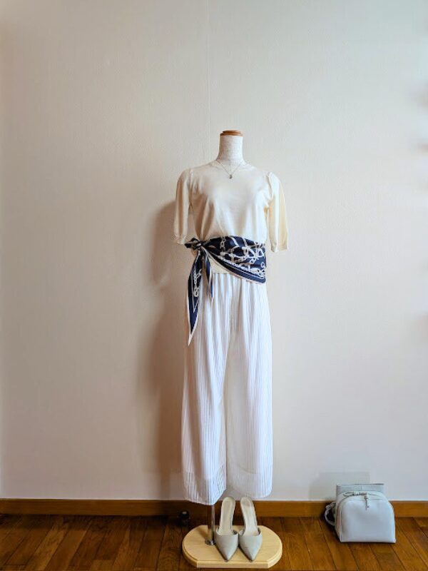 40代・50代コーデ ②ホワイトシアーワイドパンツにアイボリー半袖ニットにネイビースカーフでウエストマークし、オフホワイトヒールにライトミントバッグを合わせたコーデ