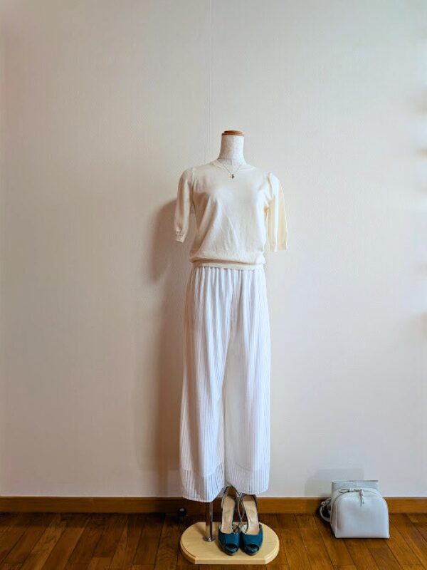 40代・50代コーデ ➂ホワイトシアーワイドパンツにアイボリー半袖ニット、エメラルドグリーンパンプス、ライトミントバッグを合わせたコーデ