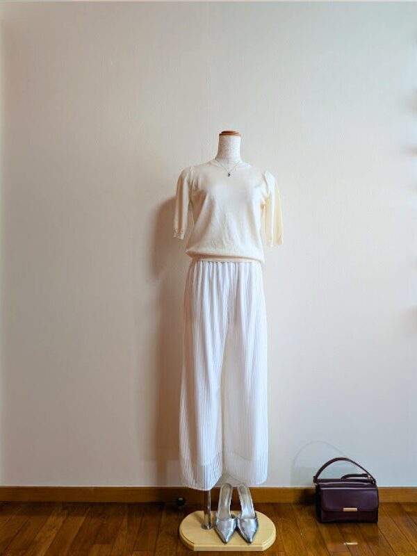 40代・50代コーデ ①ホワイトシアーワイドパンツにアイボリー半袖ニット、シルバーヒールとボルドーバッグを合わせたコーデ