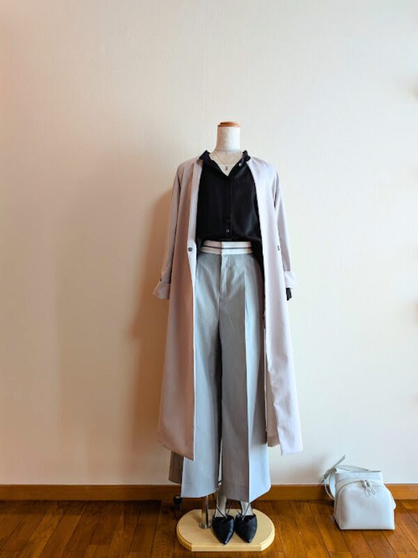 40代・50代コーデ ブラックブラウスにライトグレーワイドパンツを合わせ、ライトグレーコートを合わせたトルソーコーデ