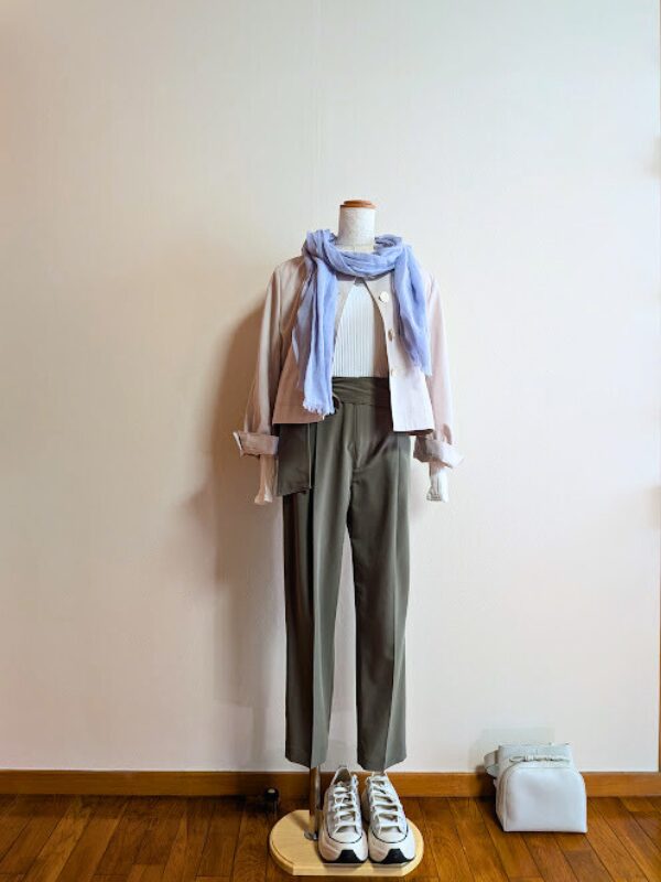 40代・50代コーデ ①ホワイトカットソーにカーキのテーパードパンツ、ライトグレーショート丈ジャケットと重ね、スニーカーとライトミントバッグを合わせたトルソーコーデ