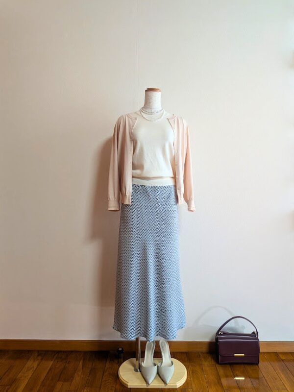 40代・50代コーデ ⑤ライトベージュ半袖ニットにグリーン柄マーメードスカートを合わせ、ピンクベージュカーディガンを重ねたトルソーコーデ