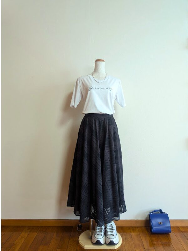 40代・50代コーデ ④ブラックシアースカートに半袖Tシャツを合わせたトルソーコーデ