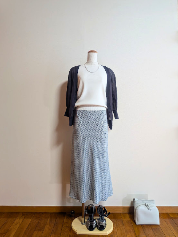 40代・50代コーデ ①ホワイトカットソーにグリーン柄マーメードスカートを合わせ、グレーシアーカーディガンを重ねたトルソーコーデ