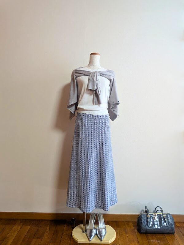 40代・50代コーデ ④ホワイトノースリーブニットにブルー柄マーメードスカートを合わせ、グレーカーディガンを重ねたトルソーコーデ