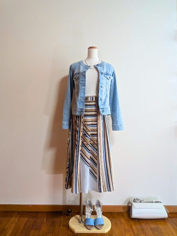 40代・50代コーデ ①ホワイトハイネックカットソーとストライプ柄スカートを合わせ、ライトブルーGジャンを重ねたトルソーコーデ