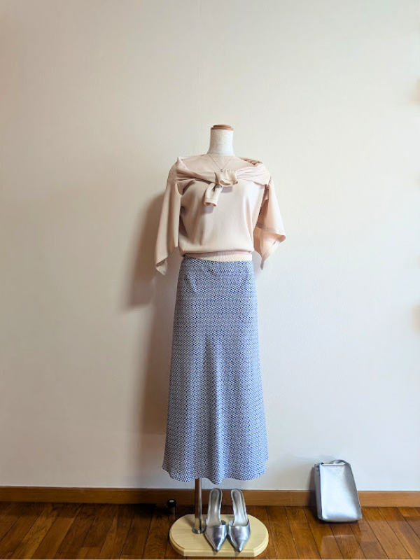 40代・50代コーデ ④ピンクベージュのカットソーに同色のカーディガンを掛け、ブルー柄マーメードスカートを合わせたトルソーコーデ