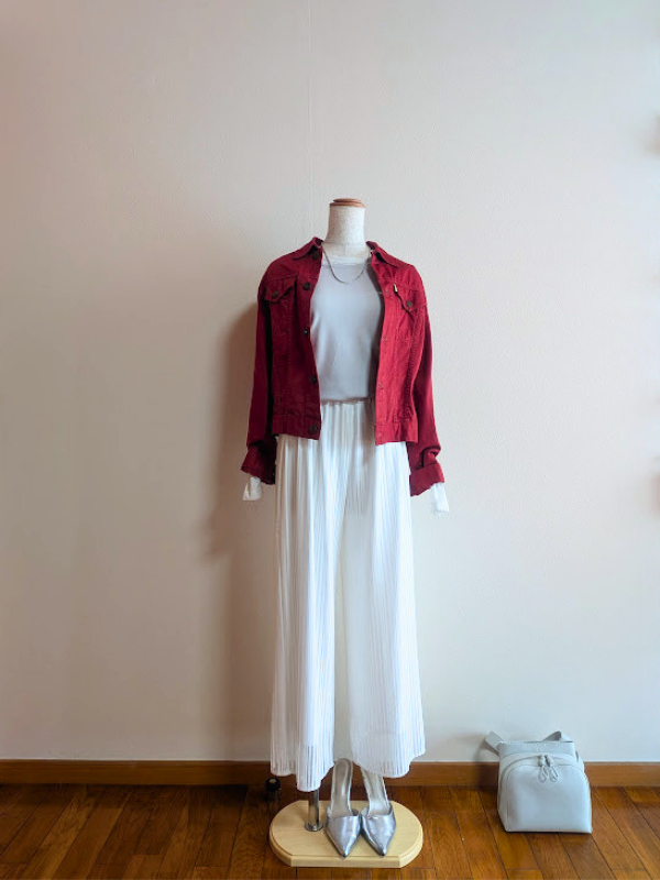 40代・50代コーデ ⑥ホワイトシアーカットソーにライトグレーカットソーを重ね、ホワイトシアーワイドパンツ、レッドGジャンを合わせたトルソーコーデ