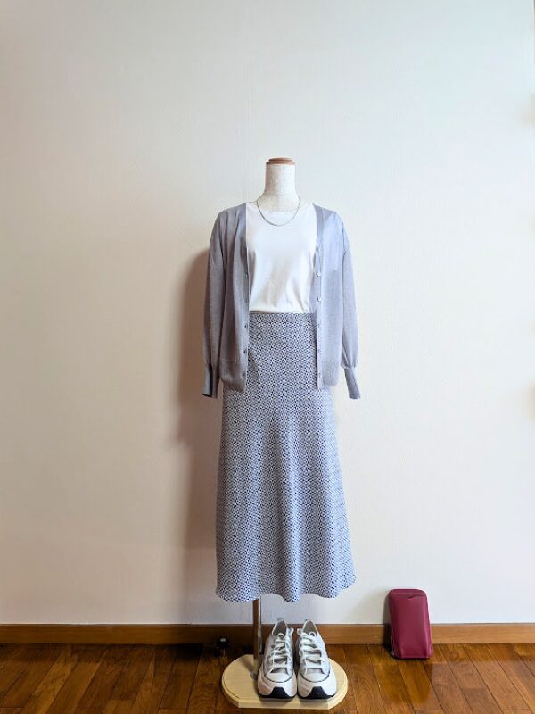 40代・50代コーデ ⑤ホワイトTシャツにブルー柄マーメードスカートを合わせ、グレーシアーカーディガンを合わせたトルソーコーデ