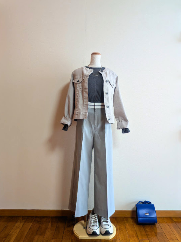 40代・50代コーデ ④グレーシアーカットソーにライトグレーワイドパンツを合わせ、ライトグレーGジャンを重ねたたトルソーコーデ