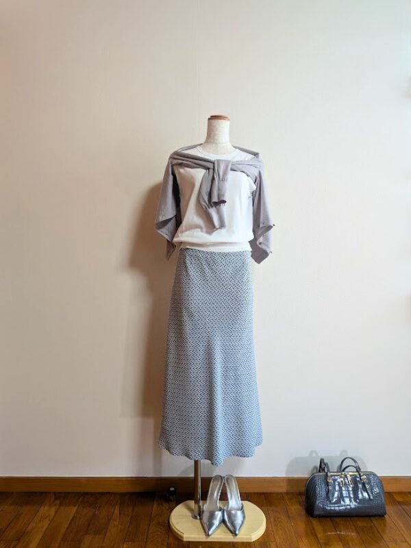 40代・50代コーデ ③ホワイトノースリーブニットにグリーン柄マーメードスカートを合わせ、グレーカーディガンを重ねたトルソーコーデ