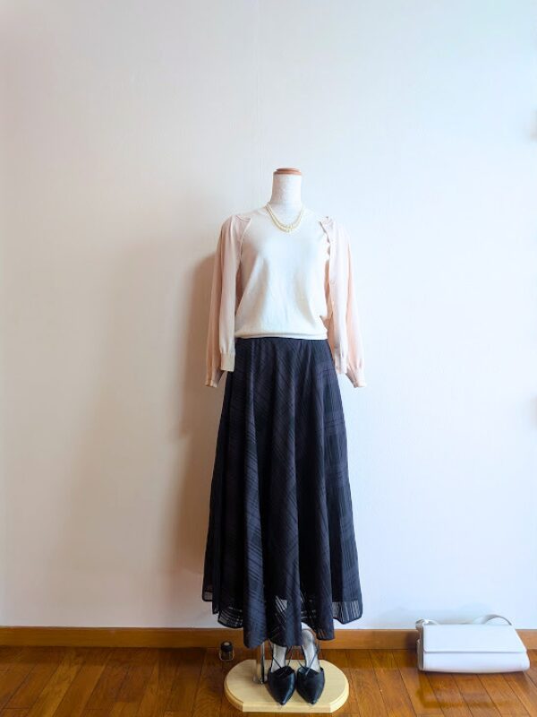 40代・50代コーデ ②ライトベージュ半袖ニットにブラックシアースカートをあわせ、ピンクベージュカーディガンを掛けたトルソーコーデ