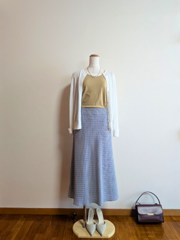 40代・50代コーデ ⑥ホワイトキャミソール、ニュアンスイエローのタンクトップにブルー柄マーメードスカートに合わせ、ホワイトシアーカーディガンを重ねたトルソーコーデ